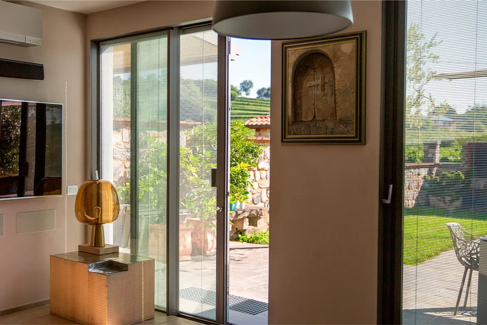 Integral blinds in bifold and sliding doors